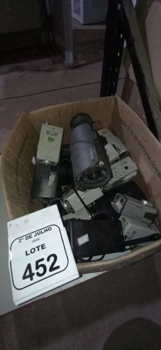 LOTE 452 - 01 LOTE COM VÁRIAS CÂMERAS DE SEGURANÇA DE MARCAS E MODELOS DIVERSOS. (NO ESTADO) ATENÇÃO! FAZER A VISITAÇÃO ANTES DE ARREMATAR, NÃO SABEMOS SE FUNCIONA, LEILÃO NÃO TEM GARANTIA E NEM DEVOLUÇÃO, SUJEITO A POSSÍVEIS AVARIAS VISÍVEIS/OCULTAS E/OU AUSÊNCIA DE COMPONENTES.