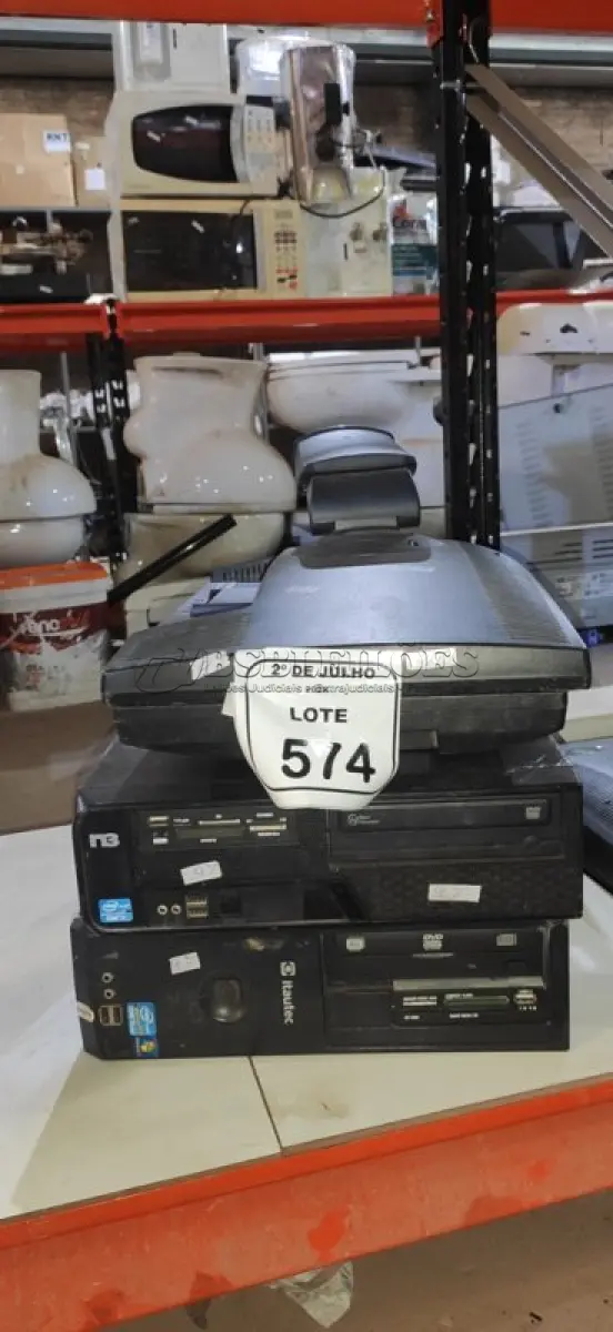 LOTE 574 - 02 MONITORES E 02 CPUS DE MARCAS DIVERSAS. (NO ESTADO) ATENÇÃO! FAZER A VISITAÇÃO ANTES DE ARREMATAR, NÃO SABEMOS SE FUNCIONA, LEILÃO NÃO TEM GARANTIA E NEM DEVOLUÇÃO, SUJEITO A POSSÍVEIS AVARIAS VISÍVEIS/OCULTAS E/OU AUSÊNCIA DE COMPONENTES.