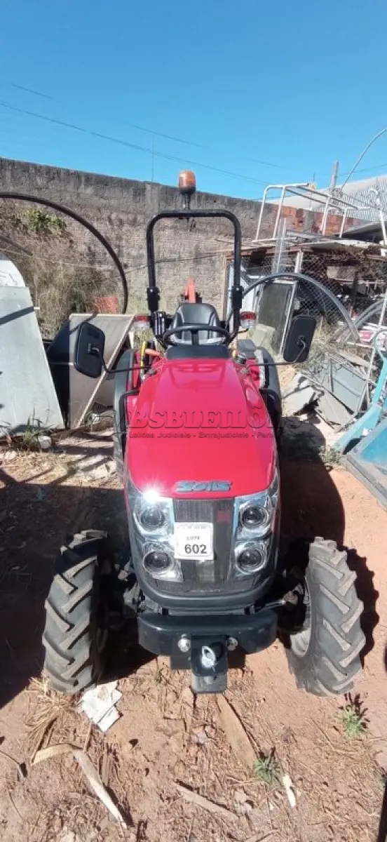LOTE 602 - 01 TRATOR AGRÍCOLA YAMMAR SOLIS 28 A DIESEL 4X4 3 CILINDROS 26 CV CHASSI JMKSJ1207139G36. (NO ESTADO) ATENÇÃO! FAZER A VISITAÇÃO ANTES DE ARREMATAR, NÃO SABEMOS SE FUNCIONA, LEILÃO NÃO TEM GARANTIA E NEM DEVOLUÇÃO, SUJEITO A POSSÍVEIS AVARIAS VISÍVEIS/OCULTAS E/OU AUSÊNCIA DE COMPONENTES.