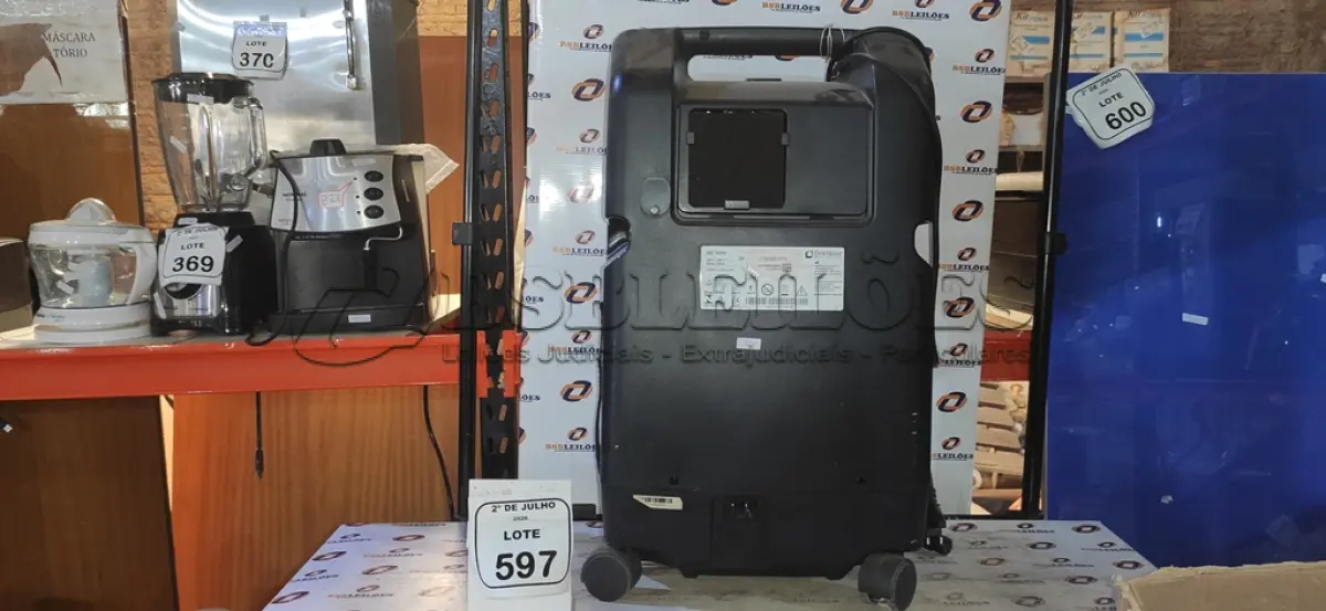 LOTE 597 - 01 CONCENTRADOR DE OXIGÊNIO MODELO 525PS MARCA DRIVE DEVILBISS HEALTHCARE. (NO ESTADO) ATENÇÃO! FAZER A VISITAÇÃO ANTES DE ARREMATAR, NÃO SABEMOS SE FUNCIONA, LEILÃO NÃO TEM GARANTIA E NEM DEVOLUÇÃO, SUJEITO A POSSÍVEIS AVARIAS VISÍVEIS/OCULTAS E/OU AUSÊNCIA DE COMPONENTES.