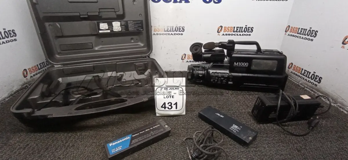 LOTE 431 - 01 FILMADORA MODELO M1000 VHS MARCA PANASONIC COM CASE. (NO ESTADO) ATENÇÃO! FAZER A VISITAÇÃO ANTES DE ARREMATAR, NÃO SABEMOS SE FUNCIONA, LEILÃO NÃO TEM GARANTIA E NEM DEVOLUÇÃO, SUJEITO A POSSÍVEIS AVARIAS VISÍVEIS/OCULTAS E/OU AUSÊNCIA DE COMPONENTES.