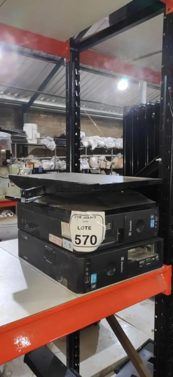 LOTE 570 - 02 MONITORES E 02 CPUSS MARCA ITAUTEC. (NO ESTADO) ATENÇÃO! FAZER A VISITAÇÃO ANTES DE ARREMATAR, NÃO SABEMOS SE FUNCIONA, LEILÃO NÃO TEM GARANTIA E NEM DEVOLUÇÃO, SUJEITO A POSSÍVEIS AVARIAS VISÍVEIS/OCULTAS E/OU AUSÊNCIA DE COMPONENTES.