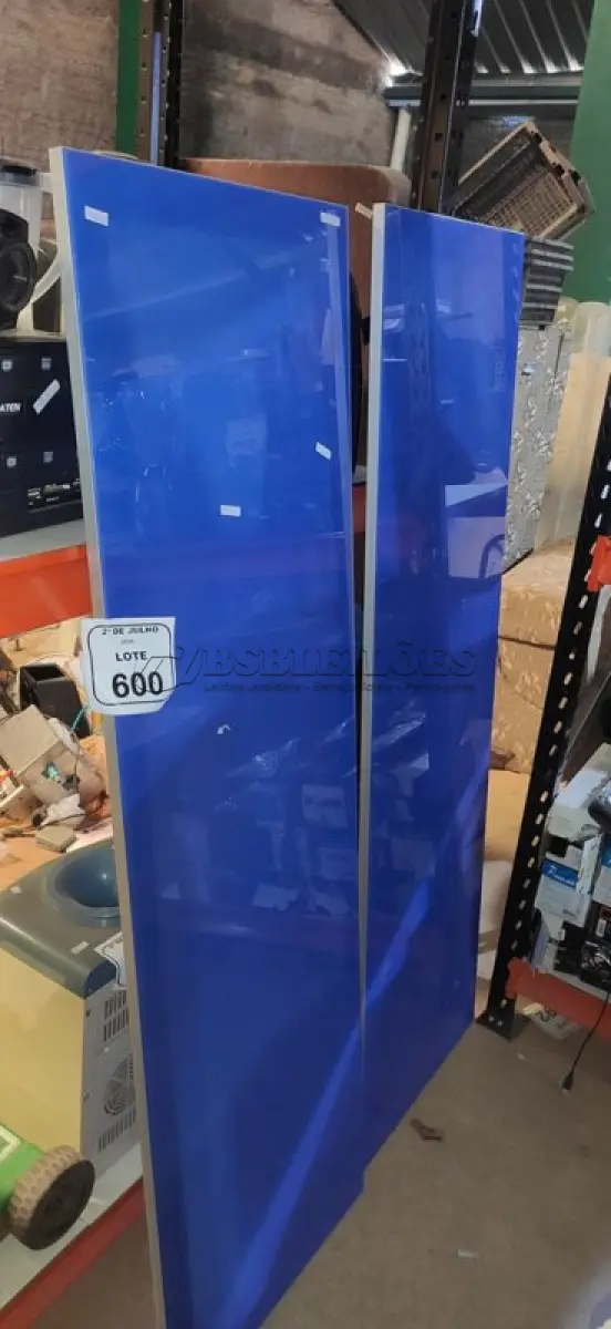 LOTE 600 - 02 PAINÉIS DE VIDRO 1,62X0,50 NA COR AZUL. (NO ESTADO) ATENÇÃO! FAZER A VISITAÇÃO ANTES DE ARREMATAR, NÃO SABEMOS SE FUNCIONA, LEILÃO NÃO TEM GARANTIA E NEM DEVOLUÇÃO, SUJEITO A POSSÍVEIS AVARIAS VISÍVEIS/OCULTAS E/OU AUSÊNCIA DE COMPONENTES.