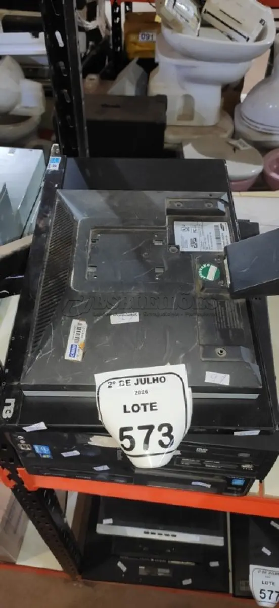 LOTE 573 - 02 MONITORES E 02 CPUS DE MARCAS DIVERSAS. (NO ESTADO) ATENÇÃO! FAZER A VISITAÇÃO ANTES DE ARREMATAR, NÃO SABEMOS SE FUNCIONA, LEILÃO NÃO TEM GARANTIA E NEM DEVOLUÇÃO, SUJEITO A POSSÍVEIS AVARIAS VISÍVEIS/OCULTAS E/OU AUSÊNCIA DE COMPONENTES.