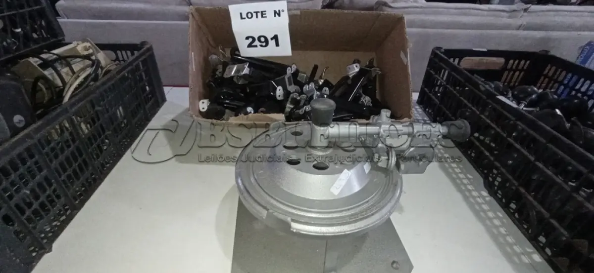 LOTE 291 -   01 CAIXA COM CABOS DIVERSOS DE PANELA E 01 FECHADOR PARA MARMITAS. (NO ESTADO, NÃO SABEMOS SE FUNCIONA. LEILÃO NÃO TEM GARANTIA E NEM DEVOLUÇÃO, SUJEITO A POSSÍVEIS AVARIAS VISÍVEIS/OCULTAS E/OU AUSÊNCIA DE COMPONENTES)
