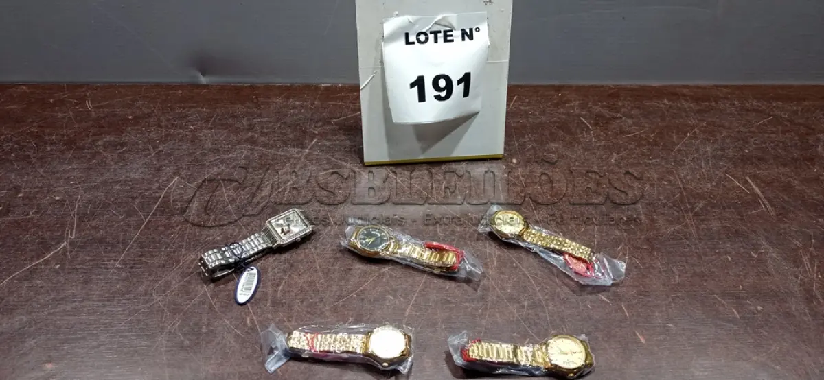LOTE 191 - 05 RELÓGIOS DE PULSO CORES DIVERSAS. (NO ESTADO, NÃO SABEMOS SE FUNCIONA. LEILÃO NÃO TEM GARANTIA E NEM DEVOLUÇÃO, SUJEITO A POSSÍVEIS AVARIAS VISÍVEIS/OCULTAS E/OU AUSÊNCIA DE COMPONENTES)