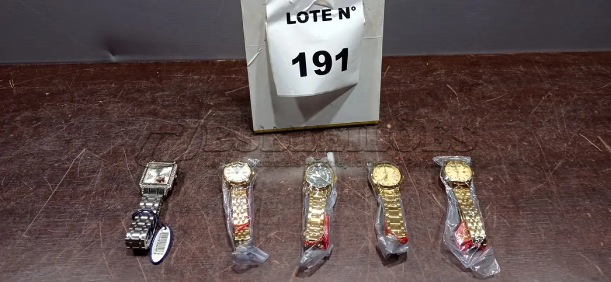 LOTE 191 - 05 RELÓGIOS DE PULSO CORES DIVERSAS. (NO ESTADO, NÃO SABEMOS SE FUNCIONA. LEILÃO NÃO TEM GARANTIA E NEM DEVOLUÇÃO, SUJEITO A POSSÍVEIS AVARIAS VISÍVEIS/OCULTAS E/OU AUSÊNCIA DE COMPONENTES)