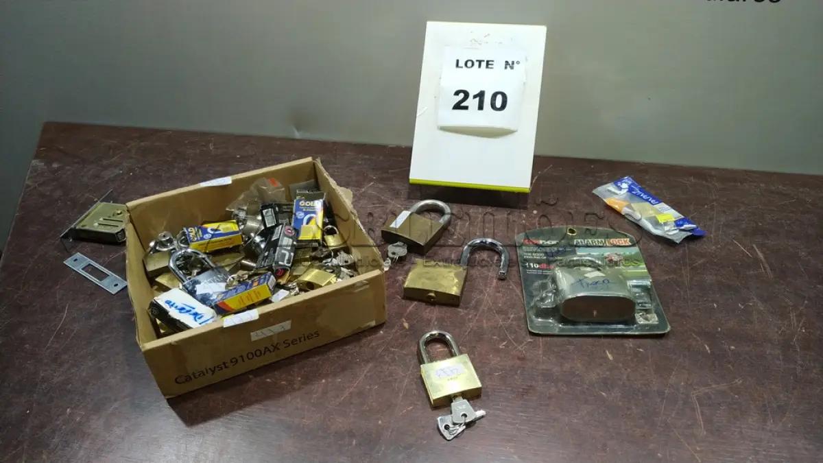 LOTE 210 -  01 LOTE COM CADEADOS MARCAS E MODELOS DIVERSOS. (NO ESTADO, NÃO SABEMOS SE FUNCIONA. LEILÃO NÃO TEM GARANTIA E NEM DEVOLUÇÃO, SUJEITO A POSSÍVEIS AVARIAS VISÍVEIS/OCULTAS E/OU AUSÊNCIA DE COMPONENTES)