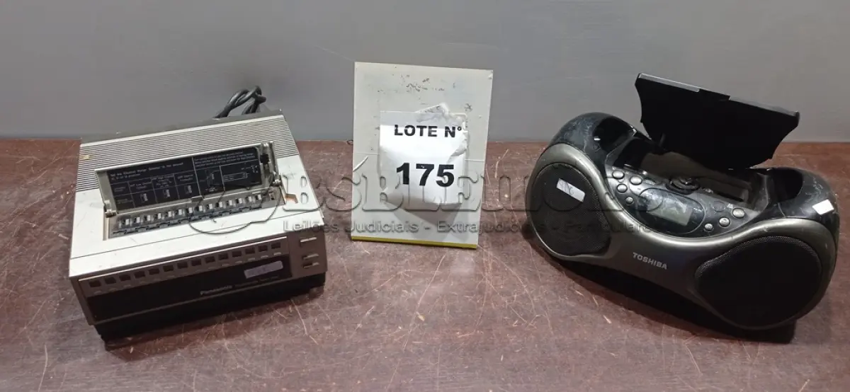 LOTE 175 -  01 CD PLAYER PORTATIL TOSHIBA E 01 SINTETIXADOR PANASONIC.(NO ESTADO, NÃO SABEMOS SE FUNCIONA. LEILÃO NÃO TEM GARANTIA E NEM DEVOLUÇÃO, SUJEITO A POSSÍVEIS AVARIAS VISÍVEIS/OCULTAS E/OU AUSÊNCIA DE COMPONENTES)