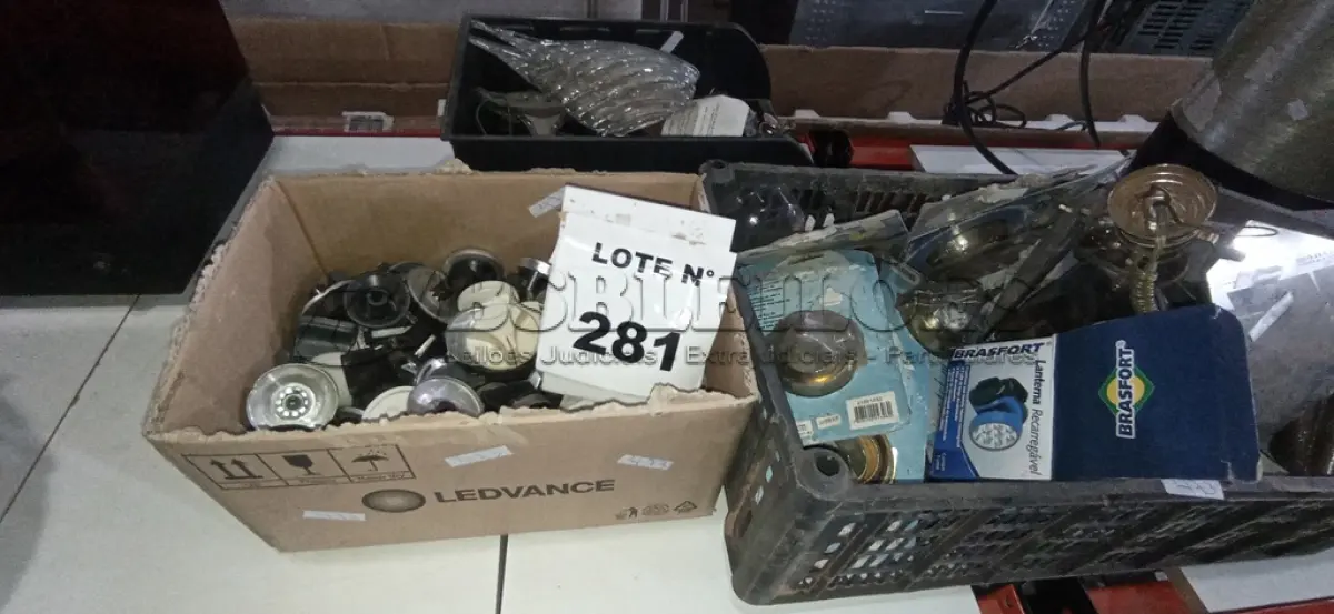 LOTE 281 - 01 LOTE COM LUMINÁRIAS DE TETO, ACABAMENTOS PARA LÂMPADAS DICROICA. (NO ESTADO, NÃO SABEMOS SE FUNCIONA. LEILÃO NÃO TEM GARANTIA E NEM DEVOLUÇÃO, SUJEITO A POSSÍVEIS AVARIAS VISÍVEIS/OCULTAS E/OU AUSÊNCIA DE COMPONENTES)