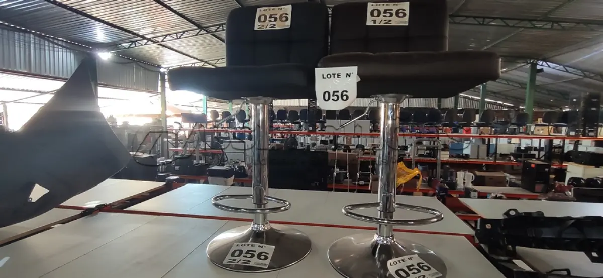 LOTE 056 - 02 BANQUETAS ALTA GIRATÓRIA COM ENCOSTO ESTOFADO PRETO (NO ESTADO, NÃO SABEMOS SE FUNCIONA. LEILÃO NÃO TEM GARANTIA E NEM DEVOLUÇÃO, SUJEITO A POSSÍVEIS AVARIAS VISÍVEIS/OCULTAS E/OU AUSÊNCIA DE COMPONENTES)