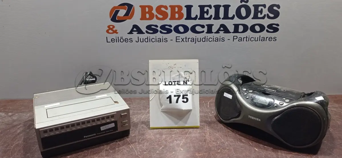 LOTE 175 -  01 CD PLAYER PORTATIL TOSHIBA E 01 SINTETIXADOR PANASONIC.(NO ESTADO, NÃO SABEMOS SE FUNCIONA. LEILÃO NÃO TEM GARANTIA E NEM DEVOLUÇÃO, SUJEITO A POSSÍVEIS AVARIAS VISÍVEIS/OCULTAS E/OU AUSÊNCIA DE COMPONENTES)
