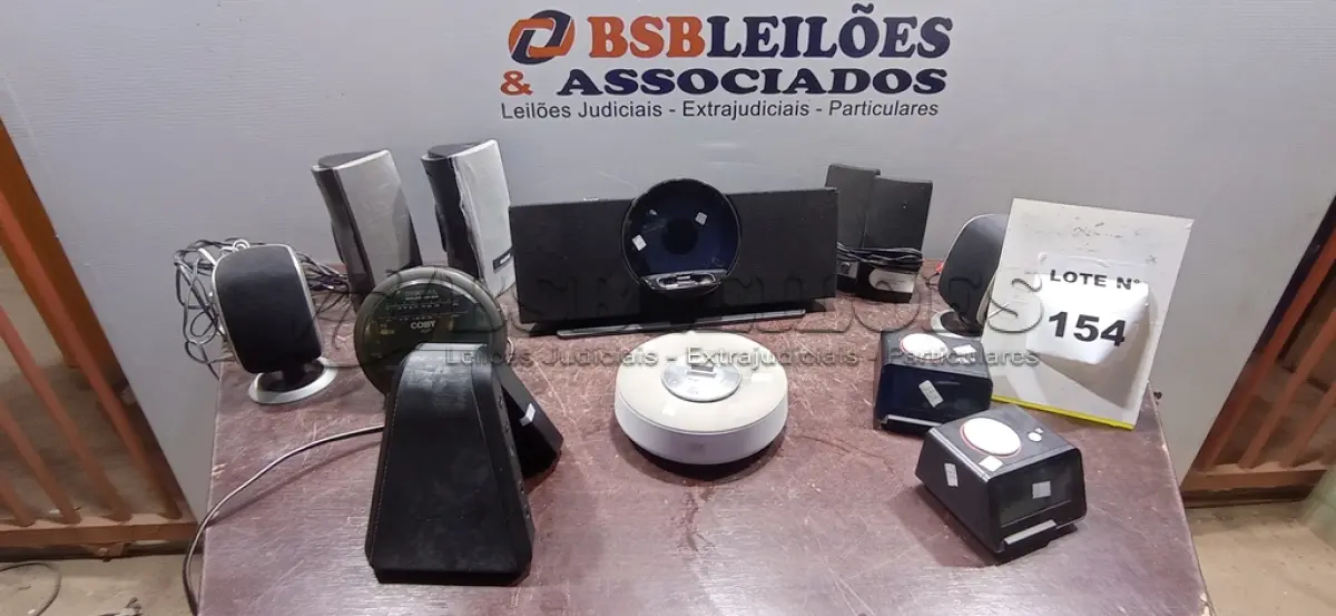 LOTE 154 - 01 LOTE COM VÁRIAS CAIXAS DE SOM E RÁDIOS RELÓGIOS DE MARCAS E MODELOS DIVERSOS. (NO ESTADO) ATENÇÃO! FAZER A VISITAÇÃO ANTES DE ARREMATAR, NÃO SABEMOS SE FUNCIONA, LEILÃO NÃO TEM GARANTIA E NEM DEVOLUÇÃO, SUJEITO A POSSÍVEIS AVARIAS VISÍVEIS/OCULTAS E/OU AUSÊNCIA DE COMPONENTES.