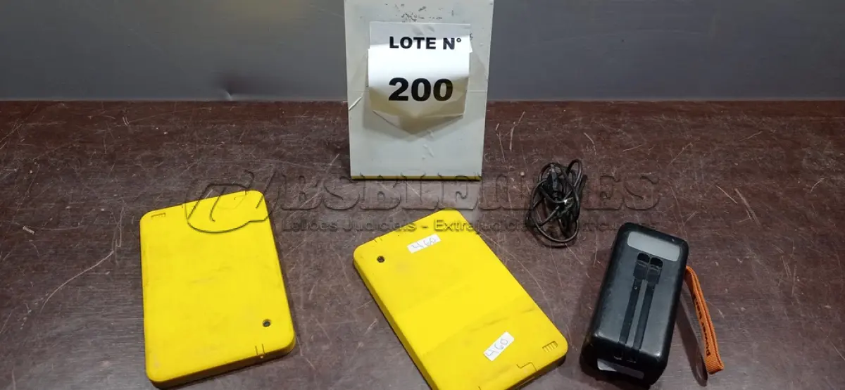 LOTE 200 -  02 TABLETS CCE AMARELO E 01 BATERIA PORTATIL. (NO ESTADO, NÃO SABEMOS SE FUNCIONA. LEILÃO NÃO TEM GARANTIA E NEM DEVOLUÇÃO, SUJEITO A POSSÍVEIS AVARIAS VISÍVEIS/OCULTAS E/OU AUSÊNCIA DE COMPONENTES)
