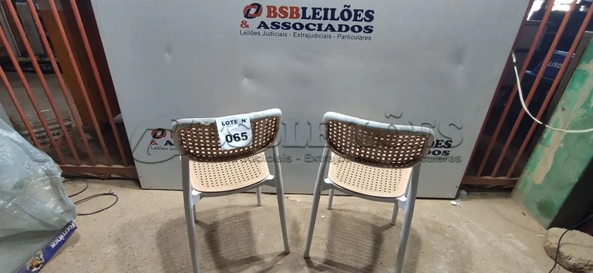 LOTE 065 - 02 CADEIRAS (NO ESTADO, NÃO SABEMOS SE FUNCIONA. LEILÃO NÃO TEM GARANTIA E NEM DEVOLUÇÃO, SUJEITO A POSSÍVEIS AVARIAS VISÍVEIS/OCULTAS E/OU AUSÊNCIA DE COMPONENTES)