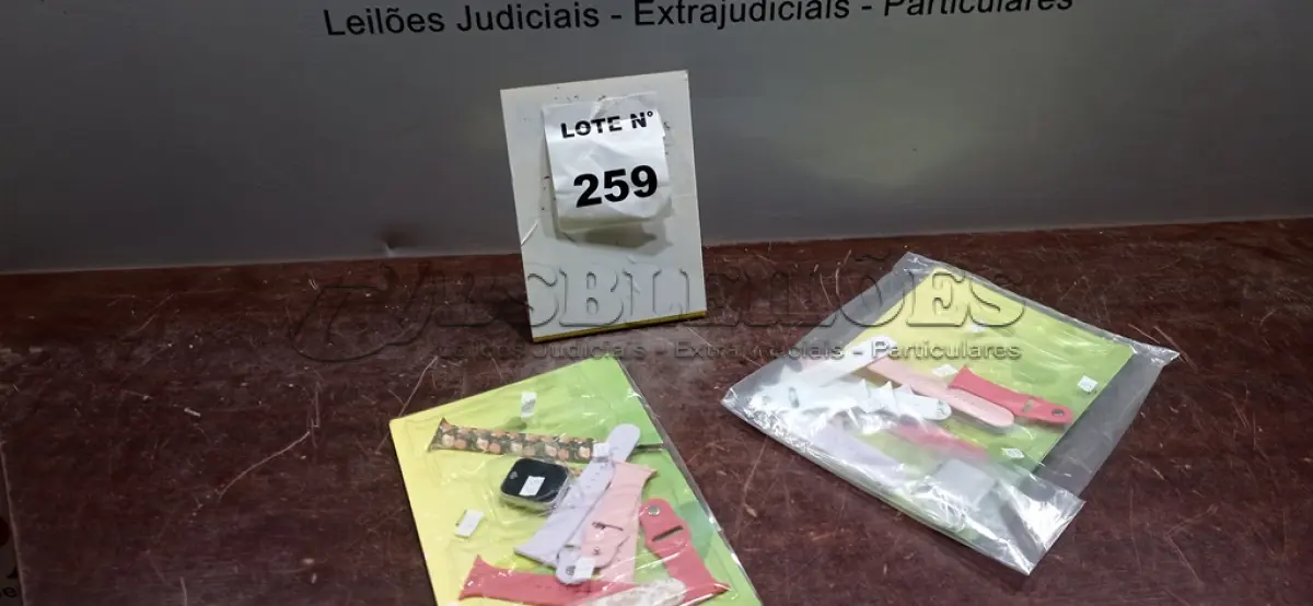 LOTE 259 - 02 RELÓGIOS SMART WATCH COM VARIAS PULSEIRAS.  (NO ESTADO, NÃO SABEMOS SE FUNCIONA. LEILÃO NÃO TEM GARANTIA E NEM DEVOLUÇÃO, SUJEITO A POSSÍVEIS AVARIAS VISÍVEIS/OCULTAS E/OU AUSÊNCIA DE COMPONENTES)