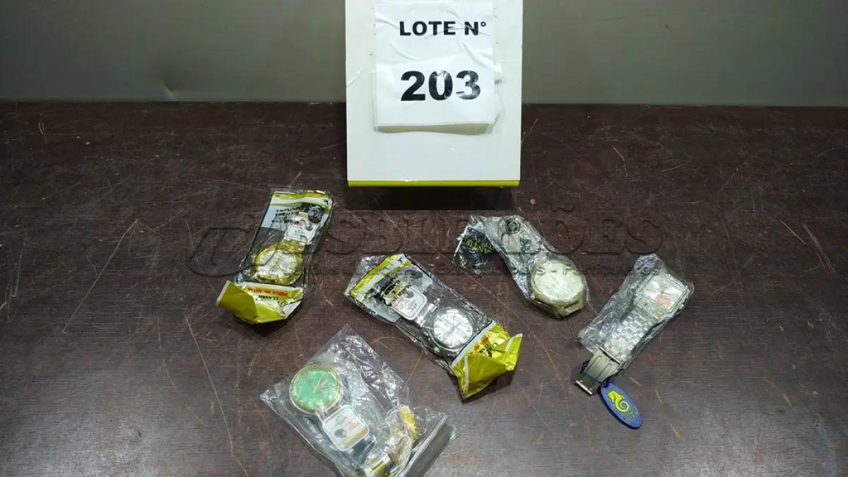 LOTE 203 - 05 RELÓGIOS DE PULSO CORES DIVERSAS. (NO ESTADO, NÃO SABEMOS SE FUNCIONA. LEILÃO NÃO TEM GARANTIA E NEM DEVOLUÇÃO, SUJEITO A POSSÍVEIS AVARIAS VISÍVEIS/OCULTAS E/OU AUSÊNCIA DE COMPONENTES)