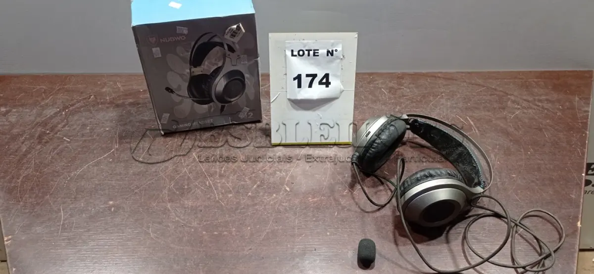 LOTE 174 - 01HEADSET GAMER COM MICROFONE MARCA NUBWO. (NO ESTADO) ATENÇÃO! FAZER A VISITAÇÃO ANTES DE ARREMATAR, NÃO SABEMOS SE FUNCIONA, LEILÃO NÃO TEM GARANTIA E NEM DEVOLUÇÃO, SUJEITO A POSSÍVEIS AVARIAS VISÍVEIS/OCULTAS E/OU AUSÊNCIA DE COMPONENTES.