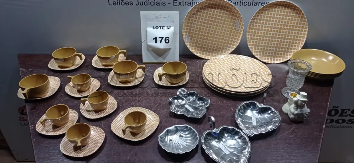 LOTE 176 -  01 CONJUNTO DE XICARAS E 01 CONJUNTO DE PRATOS . (NO ESTADO, NÃO SABEMOS SE FUNCIONA. LEILÃO NÃO TEM GARANTIA E NEM DEVOLUÇÃO, SUJEITO A POSSÍVEIS AVARIAS VISÍVEIS/OCULTAS E/OU AUSÊNCIA DE COMPONENTES)
