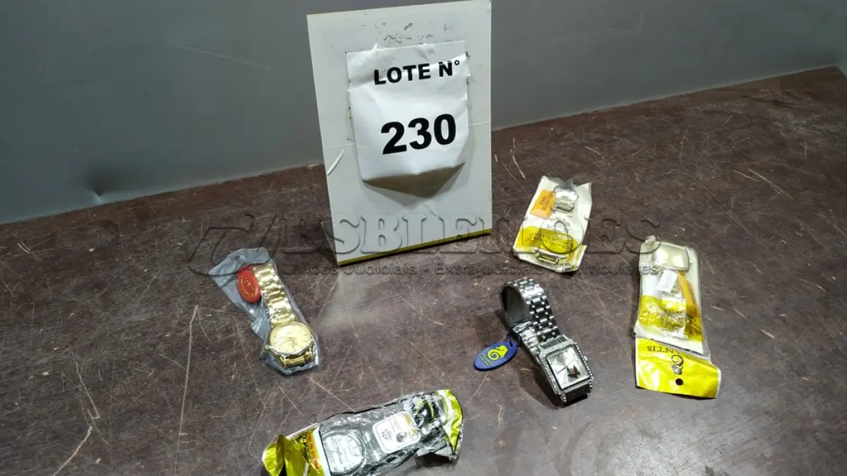 LOTE 230 - 05 RELÓGIOS DE PULSO CORES DIVERSAS. (NO ESTADO, NÃO SABEMOS SE FUNCIONA. LEILÃO NÃO TEM GARANTIA E NEM DEVOLUÇÃO, SUJEITO A POSSÍVEIS AVARIAS VISÍVEIS/OCULTAS E/OU AUSÊNCIA DE COMPONENTES)