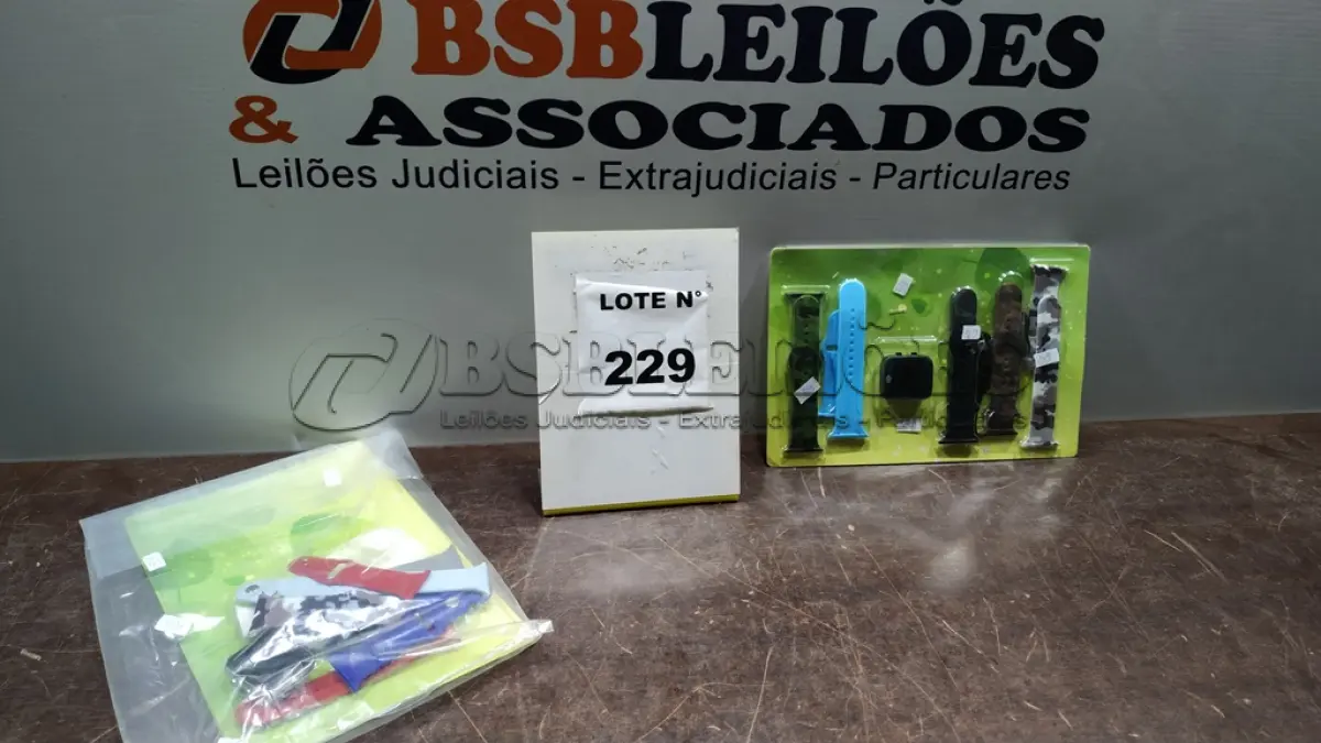 LOTE 229 - 02RELÓGIOS SMART WATCH COM VARIAS PULSEIRAS.  (NO ESTADO, NÃO SABEMOS SE FUNCIONA. LEILÃO NÃO TEM GARANTIA E NEM DEVOLUÇÃO, SUJEITO A POSSÍVEIS AVARIAS VISÍVEIS/OCULTAS E/OU AUSÊNCIA DE COMPONENTES)