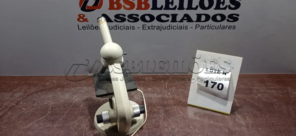 LOTE 170 - 01 MICROSCÓPIO. (NO ESTADO) ATENÇÃO! FAZER A VISITAÇÃO ANTES DE ARREMATAR, NÃO SABEMOS SE FUNCIONA, LEILÃO NÃO TEM GARANTIA E NEM DEVOLUÇÃO, SUJEITO A POSSÍVEIS AVARIAS VISÍVEIS/OCULTAS E/OU AUSÊNCIA DE COMPONENTES.