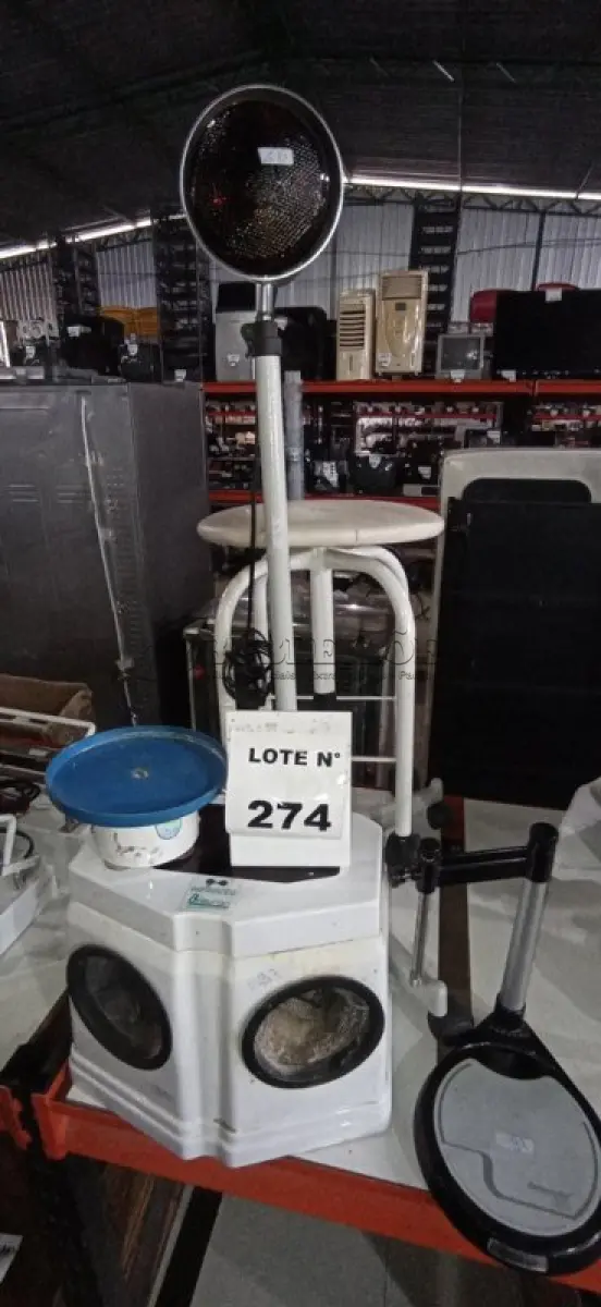 LOTE 274 -  01 MOCHO, 01 LUMINÁRIA E 01 CÂMARA ESCURA PARA REVELAÇÃO. (NO ESTADO, NÃO SABEMOS SE FUNCIONA. LEILÃO NÃO TEM GARANTIA E NEM DEVOLUÇÃO, SUJEITO A POSSÍVEIS AVARIAS VISÍVEIS/OCULTAS E/OU AUSÊNCIA DE COMPONENTES)