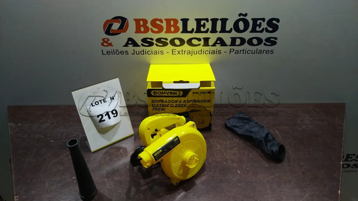 LOTE 219 - 01 SOPRADOR E ASPIRADOR ELÉTRICO 700W 220V (NOVO). (NO ESTADO) ATENÇÃO! FAZER A VISITAÇÃO ANTES DE ARREMATAR, NÃO SABEMOS SE FUNCIONA, LEILÃO NÃO TEM GARANTIA E NEM DEVOLUÇÃO, SUJEITO A POSSÍVEIS AVARIAS VISÍVEIS/OCULTAS E/OU AUSÊNCIA DE COMPONENTES.