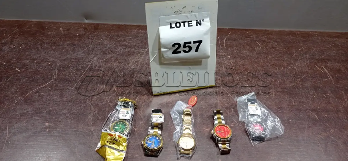 LOTE 257 - 05 RELÓGIOS DE PULSO CORES DIVERSAS. (NO ESTADO, NÃO SABEMOS SE FUNCIONA. LEILÃO NÃO TEM GARANTIA E NEM DEVOLUÇÃO, SUJEITO A POSSÍVEIS AVARIAS VISÍVEIS/OCULTAS E/OU AUSÊNCIA DE COMPONENTES)