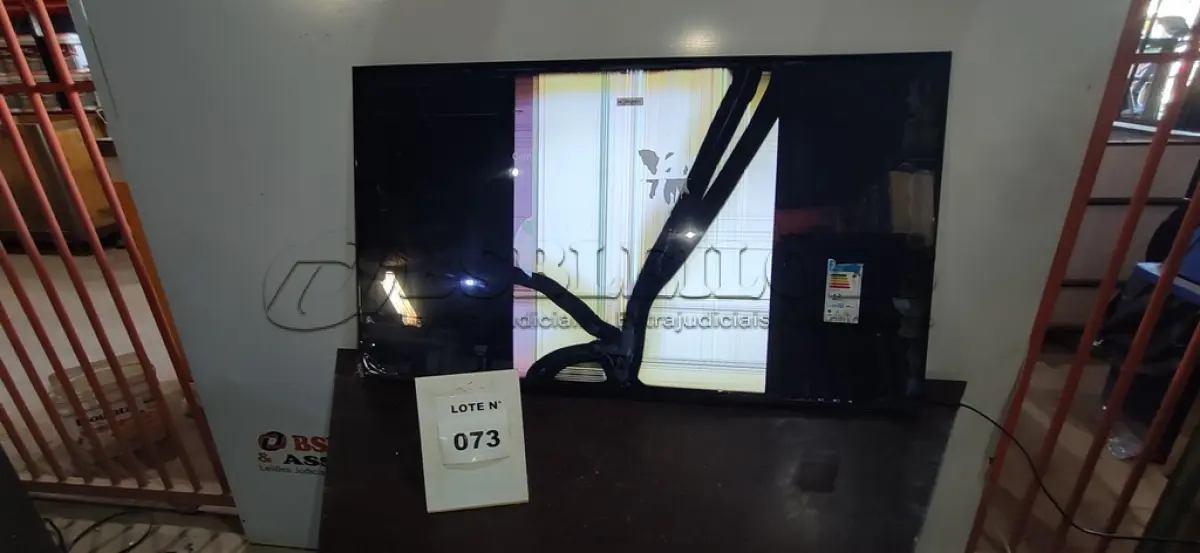 LOTE 073 - 01 SMART TV 50" UHD 4K SAMSUNG 50DU7700 (NO ESTADO, NÃO SABEMOS SE FUNCIONA. LEILÃO NÃO TEM GARANTIA E NEM DEVOLUÇÃO, SUJEITO A POSSÍVEIS AVARIAS VISÍVEIS/OCULTAS E/OU AUSÊNCIA DE COMPONENTES)