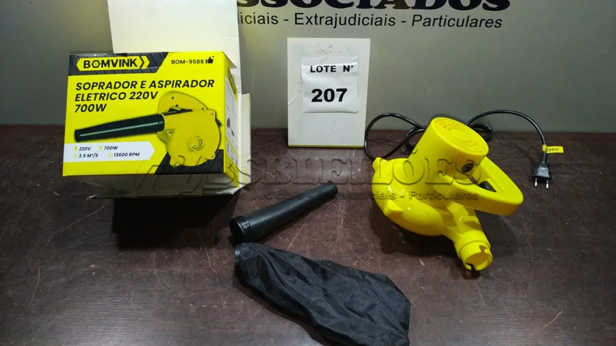 LOTE 207 - 01 SOPRADOR E ASPIRADOR ELÉTRICO 700W 220V (NOVO). (NO ESTADO) ATENÇÃO! FAZER A VISITAÇÃO ANTES DE ARREMATAR, NÃO SABEMOS SE FUNCIONA, LEILÃO NÃO TEM GARANTIA E NEM DEVOLUÇÃO, SUJEITO A POSSÍVEIS AVARIAS VISÍVEIS/OCULTAS E/OU AUSÊNCIA DE COMPONENTES.