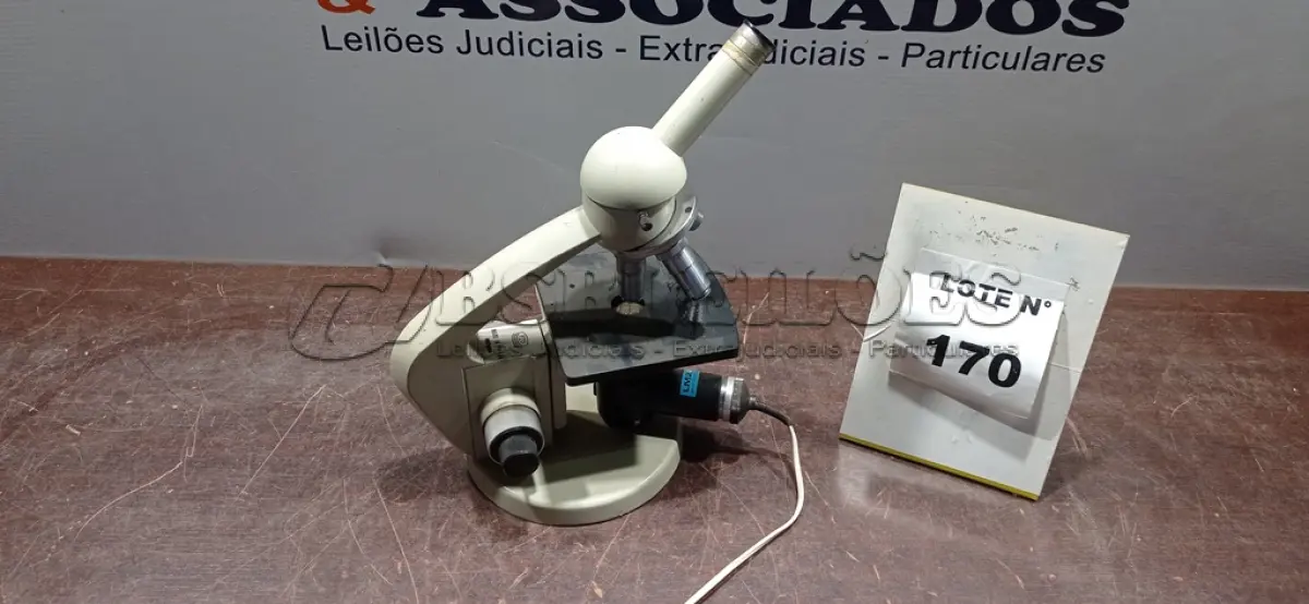 LOTE 170 - 01 MICROSCÓPIO. (NO ESTADO) ATENÇÃO! FAZER A VISITAÇÃO ANTES DE ARREMATAR, NÃO SABEMOS SE FUNCIONA, LEILÃO NÃO TEM GARANTIA E NEM DEVOLUÇÃO, SUJEITO A POSSÍVEIS AVARIAS VISÍVEIS/OCULTAS E/OU AUSÊNCIA DE COMPONENTES.