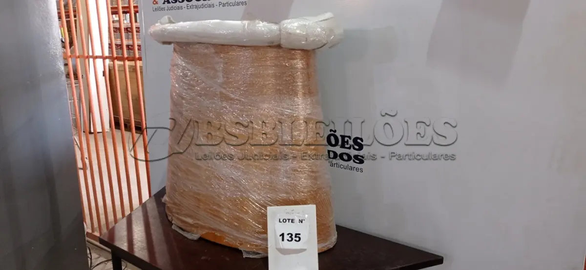 LOTE 135 -  01 BASE DE MESA EM MADEIRA.  (NO ESTADO, NÃO SABEMOS SE FUNCIONA. LEILÃO NÃO TEM GARANTIA E NEM DEVOLUÇÃO, SUJEITO A POSSÍVEIS AVARIAS VISÍVEIS/OCULTAS E/OU AUSÊNCIA DE COMPONENTES)