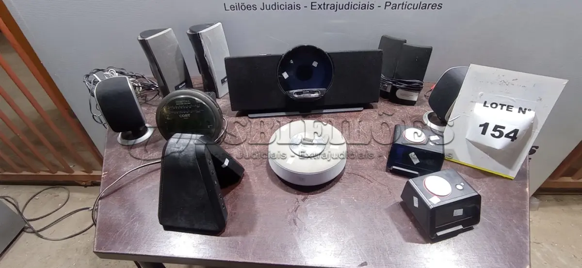 LOTE 154 - 01 LOTE COM VÁRIAS CAIXAS DE SOM E RÁDIOS RELÓGIOS DE MARCAS E MODELOS DIVERSOS. (NO ESTADO) ATENÇÃO! FAZER A VISITAÇÃO ANTES DE ARREMATAR, NÃO SABEMOS SE FUNCIONA, LEILÃO NÃO TEM GARANTIA E NEM DEVOLUÇÃO, SUJEITO A POSSÍVEIS AVARIAS VISÍVEIS/OCULTAS E/OU AUSÊNCIA DE COMPONENTES.