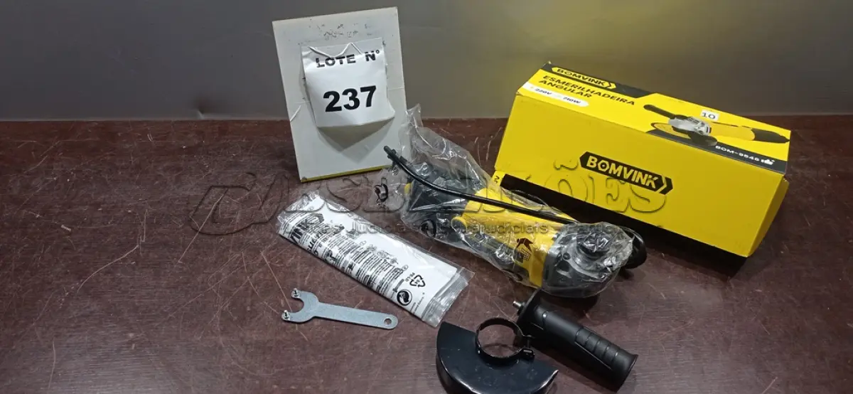 LOTE 237 - 01 ESMERILHADEIRA ANGULAR 220V (NOVO). (NO ESTADO) ATENÇÃO! FAZER A VISITAÇÃO ANTES DE ARREMATAR, NÃO SABEMOS SE FUNCIONA, LEILÃO NÃO TEM GARANTIA E NEM DEVOLUÇÃO, SUJEITO A POSSÍVEIS AVARIAS VISÍVEIS/OCULTAS E/OU AUSÊNCIA DE COMPONENTES.