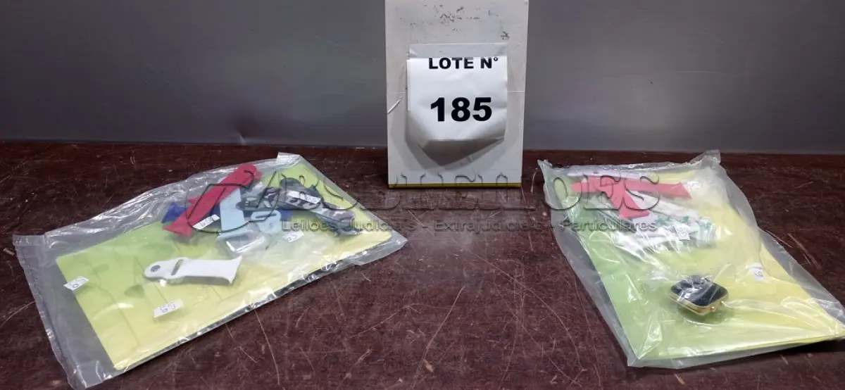 LOTE 185 - 02 RELÓGIOS SMART WATCH COM VARIAS PULSEIRAS.  (NO ESTADO, NÃO SABEMOS SE FUNCIONA. LEILÃO NÃO TEM GARANTIA E NEM DEVOLUÇÃO, SUJEITO A POSSÍVEIS AVARIAS VISÍVEIS/OCULTAS E/OU AUSÊNCIA DE COMPONENTES)