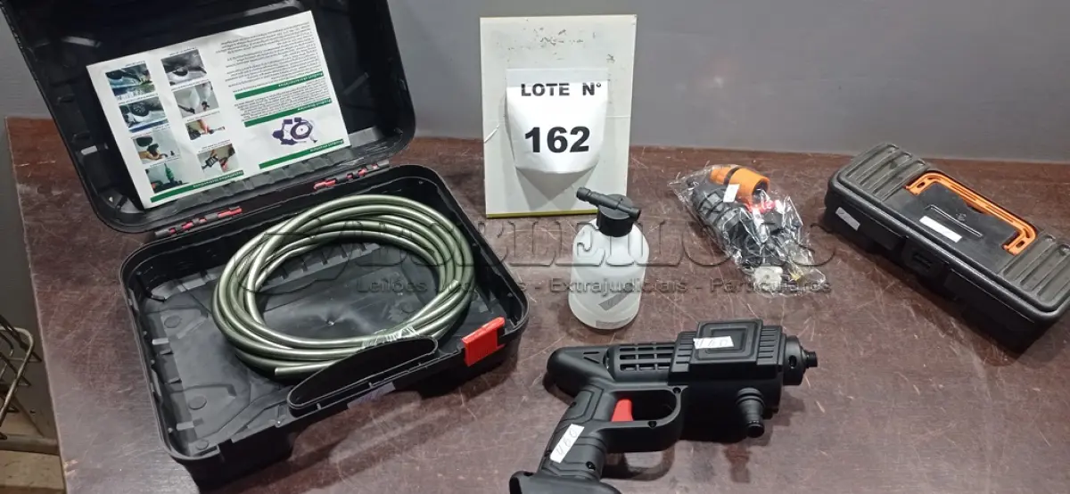 LOTE 162 - 01 CHAVE CATRACA COM JOGO DE SOQUETES E 01 MAQUINA DE ALTA PRESSÃO COM ACESSÓRIOS SEM BATERIA. (NO ESTADO) ATENÇÃO! FAZER A VISITAÇÃO ANTES DE ARREMATAR, NÃO SABEMOS SE FUNCIONA, LEILÃO NÃO TEM GARANTIA E NEM DEVOLUÇÃO, SUJEITO A POSSÍVEIS AVARIAS VISÍVEIS/OCULTAS E/OU AUSÊNCIA DE COMPONENTES.