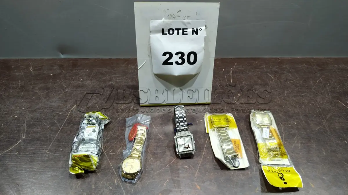 LOTE 230 - 05 RELÓGIOS DE PULSO CORES DIVERSAS. (NO ESTADO, NÃO SABEMOS SE FUNCIONA. LEILÃO NÃO TEM GARANTIA E NEM DEVOLUÇÃO, SUJEITO A POSSÍVEIS AVARIAS VISÍVEIS/OCULTAS E/OU AUSÊNCIA DE COMPONENTES)