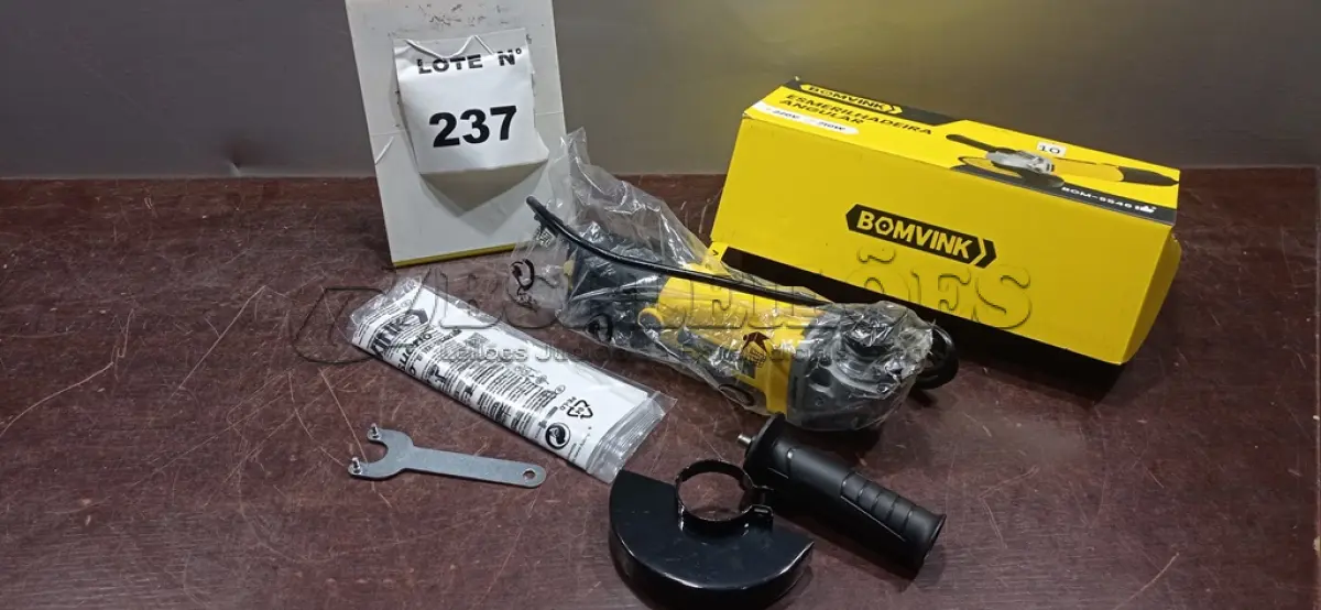 LOTE 237 - 01 ESMERILHADEIRA ANGULAR 220V (NOVO). (NO ESTADO) ATENÇÃO! FAZER A VISITAÇÃO ANTES DE ARREMATAR, NÃO SABEMOS SE FUNCIONA, LEILÃO NÃO TEM GARANTIA E NEM DEVOLUÇÃO, SUJEITO A POSSÍVEIS AVARIAS VISÍVEIS/OCULTAS E/OU AUSÊNCIA DE COMPONENTES.