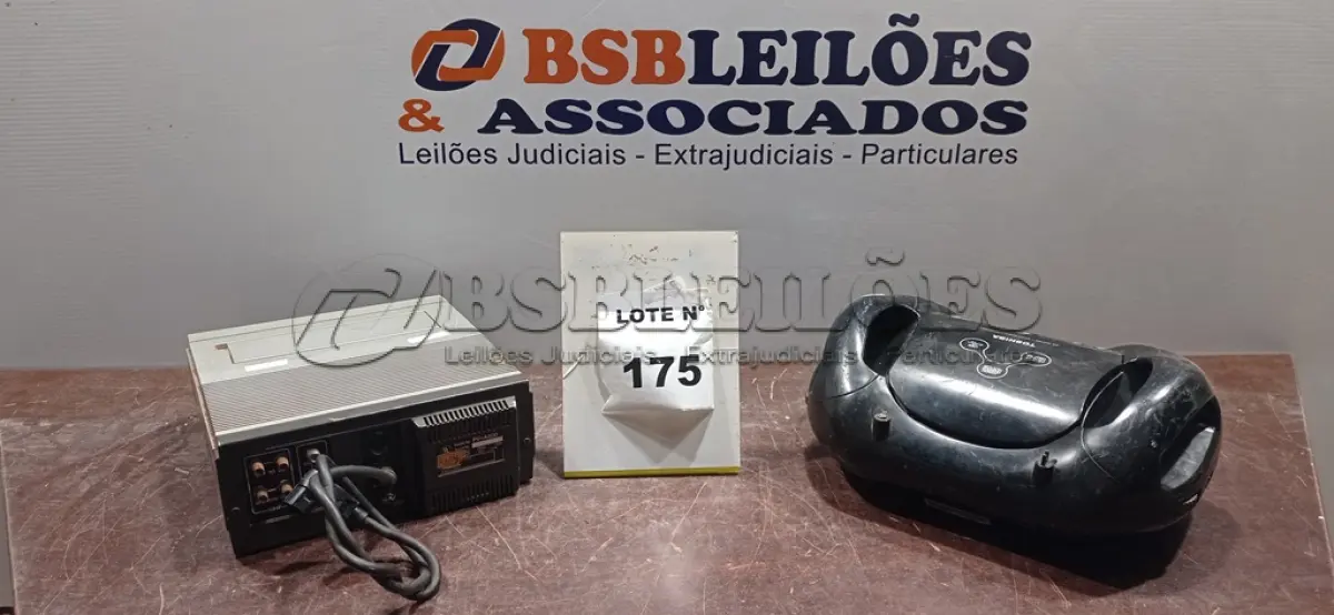 LOTE 175 -  01 CD PLAYER PORTATIL TOSHIBA E 01 SINTETIXADOR PANASONIC.(NO ESTADO, NÃO SABEMOS SE FUNCIONA. LEILÃO NÃO TEM GARANTIA E NEM DEVOLUÇÃO, SUJEITO A POSSÍVEIS AVARIAS VISÍVEIS/OCULTAS E/OU AUSÊNCIA DE COMPONENTES)
