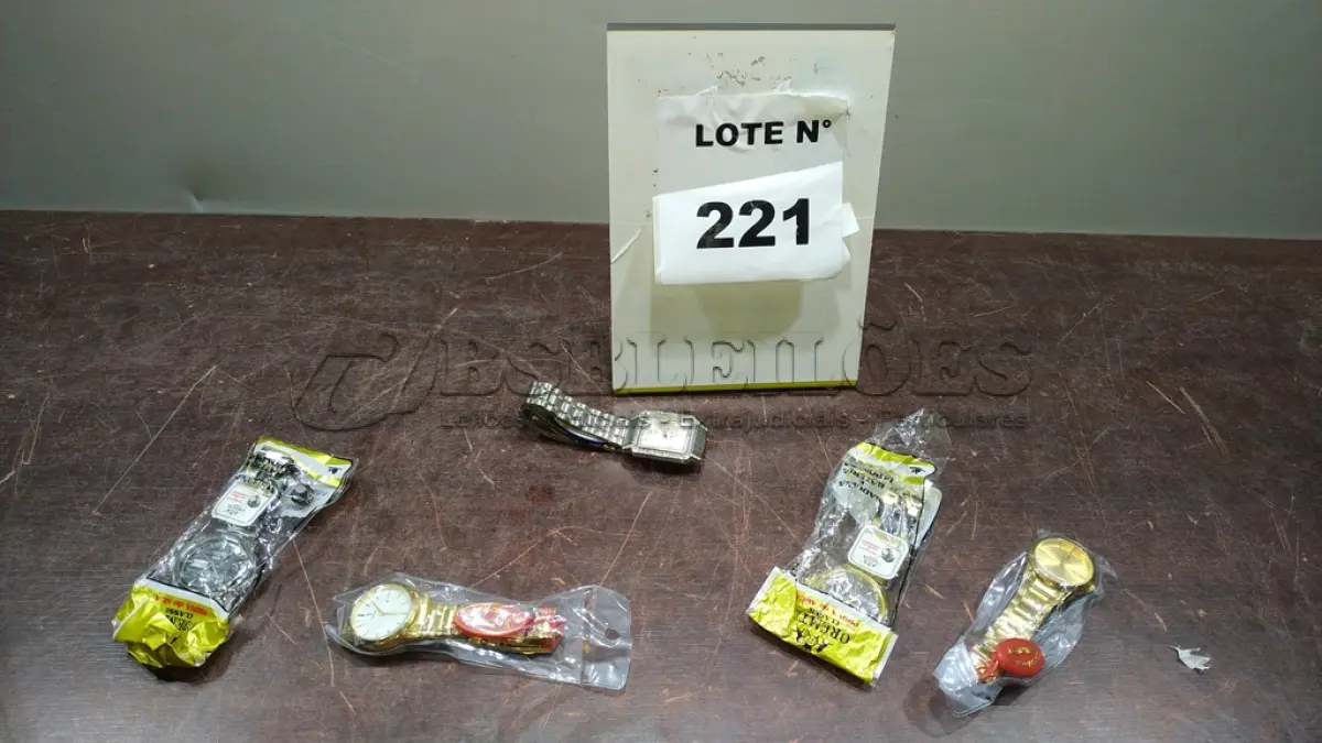 LOTE 221 - 05 RELÓGIOS DE PULSO CORES DIVERSAS. (NO ESTADO, NÃO SABEMOS SE FUNCIONA. LEILÃO NÃO TEM GARANTIA E NEM DEVOLUÇÃO, SUJEITO A POSSÍVEIS AVARIAS VISÍVEIS/OCULTAS E/OU AUSÊNCIA DE COMPONENTES)