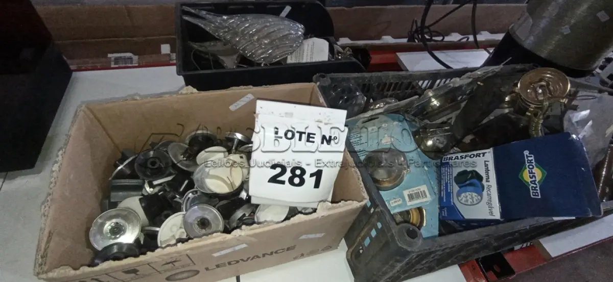 LOTE 281 - 01 LOTE COM LUMINÁRIAS DE TETO, ACABAMENTOS PARA LÂMPADAS DICROICA. (NO ESTADO, NÃO SABEMOS SE FUNCIONA. LEILÃO NÃO TEM GARANTIA E NEM DEVOLUÇÃO, SUJEITO A POSSÍVEIS AVARIAS VISÍVEIS/OCULTAS E/OU AUSÊNCIA DE COMPONENTES)