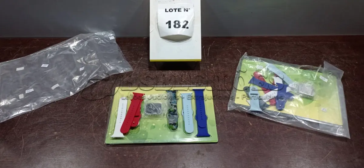 LOTE 182 - 02 RELÓGIOS SMART WATCH COM VARIAS PULSEIRAS.(NO ESTADO, NÃO SABEMOS SE FUNCIONA. LEILÃO NÃO TEM GARANTIA E NEM DEVOLUÇÃO, SUJEITO A POSSÍVEIS AVARIAS VISÍVEIS/OCULTAS E/OU AUSÊNCIA DE COMPONENTES)