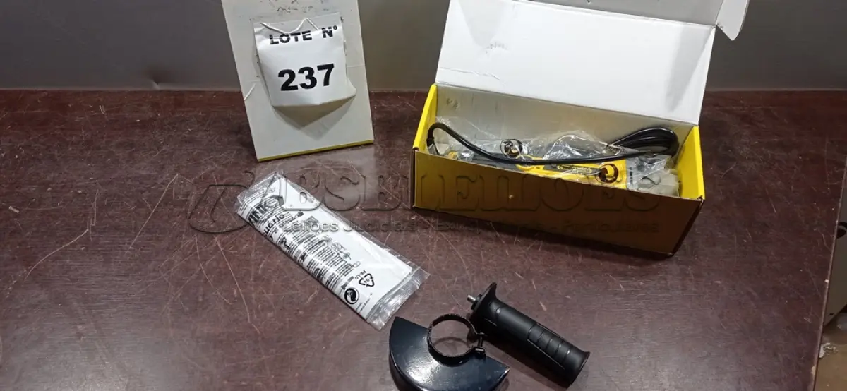 LOTE 237 - 01 ESMERILHADEIRA ANGULAR 220V (NOVO). (NO ESTADO) ATENÇÃO! FAZER A VISITAÇÃO ANTES DE ARREMATAR, NÃO SABEMOS SE FUNCIONA, LEILÃO NÃO TEM GARANTIA E NEM DEVOLUÇÃO, SUJEITO A POSSÍVEIS AVARIAS VISÍVEIS/OCULTAS E/OU AUSÊNCIA DE COMPONENTES.