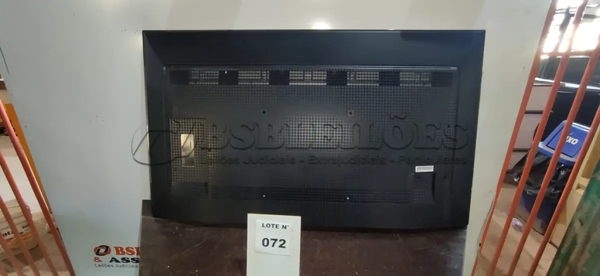 LOTE 072 - 01 SMART TV LED 4K UHD 55" TCL (NO ESTADO, NÃO SABEMOS SE FUNCIONA. LEILÃO NÃO TEM GARANTIA E NEM DEVOLUÇÃO, SUJEITO A POSSÍVEIS AVARIAS VISÍVEIS/OCULTAS E/OU AUSÊNCIA DE COMPONENTES)