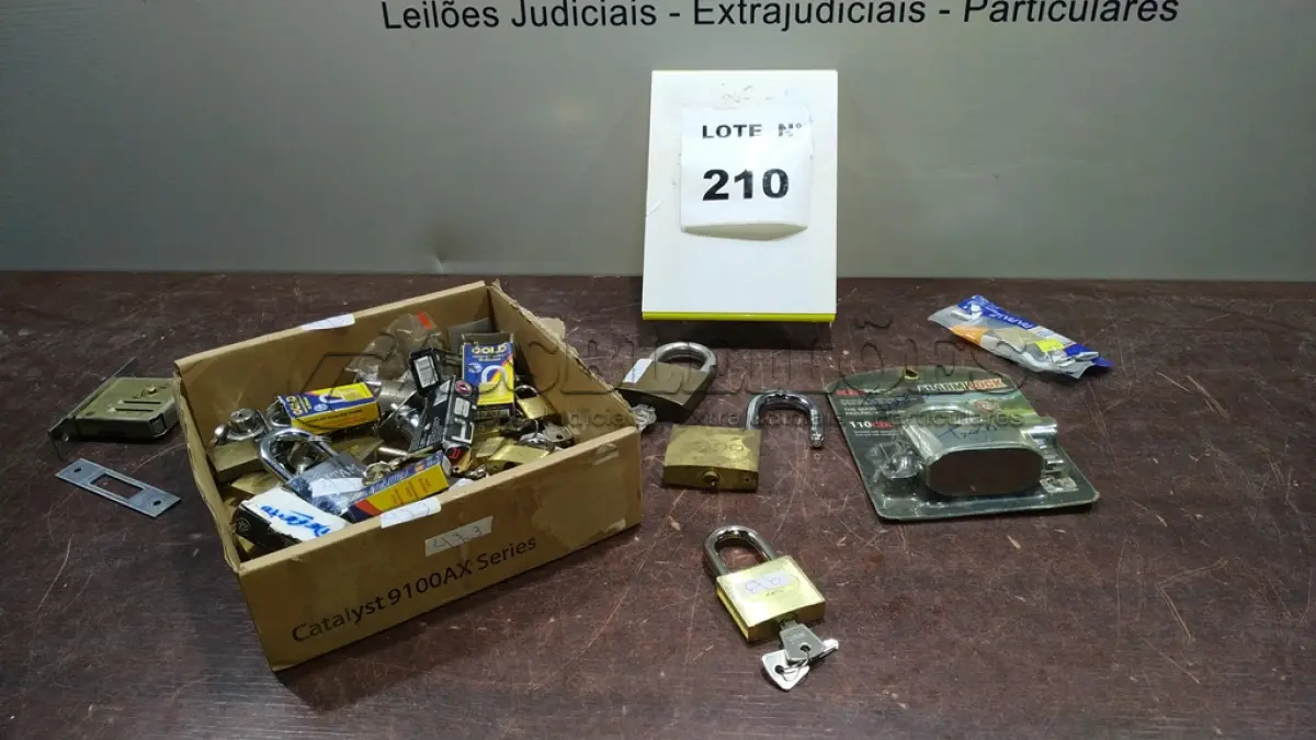 LOTE 210 -  01 LOTE COM CADEADOS MARCAS E MODELOS DIVERSOS. (NO ESTADO, NÃO SABEMOS SE FUNCIONA. LEILÃO NÃO TEM GARANTIA E NEM DEVOLUÇÃO, SUJEITO A POSSÍVEIS AVARIAS VISÍVEIS/OCULTAS E/OU AUSÊNCIA DE COMPONENTES)