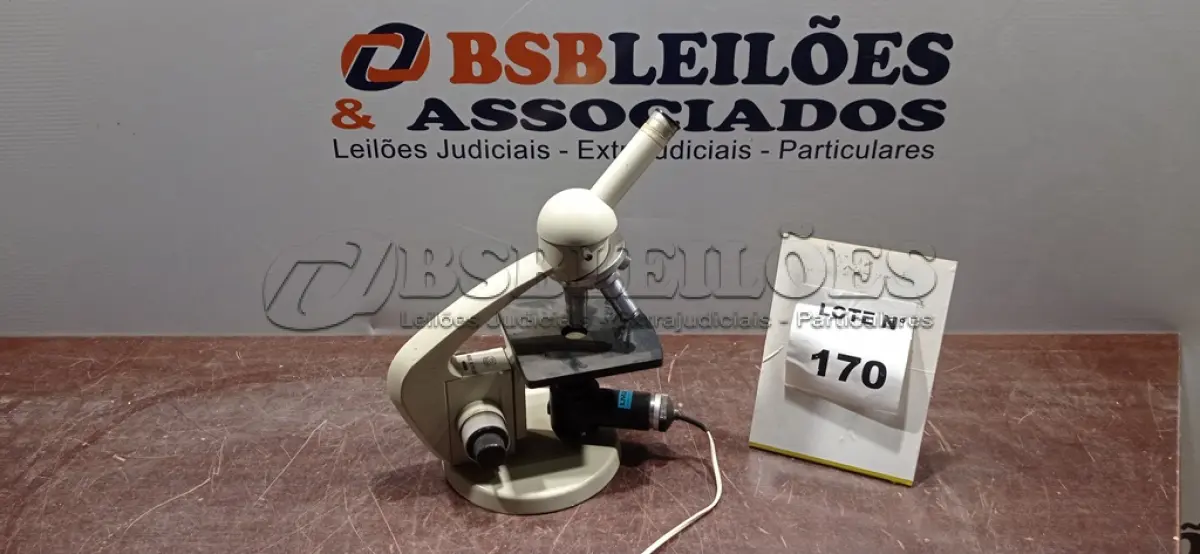 LOTE 170 - 01 MICROSCÓPIO. (NO ESTADO) ATENÇÃO! FAZER A VISITAÇÃO ANTES DE ARREMATAR, NÃO SABEMOS SE FUNCIONA, LEILÃO NÃO TEM GARANTIA E NEM DEVOLUÇÃO, SUJEITO A POSSÍVEIS AVARIAS VISÍVEIS/OCULTAS E/OU AUSÊNCIA DE COMPONENTES.