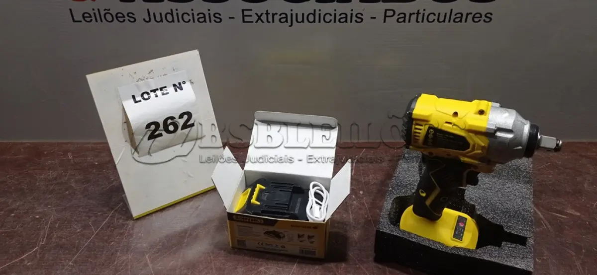 LOTE 262 - 01 CHAVE IMPACTO 21V COM CARREGADOR USB MARCA BOMVINK (NOVO). (NO ESTADO) ATENÇÃO! FAZER A VISITAÇÃO ANTES DE ARREMATAR, NÃO SABEMOS SE FUNCIONA, LEILÃO NÃO TEM GARANTIA E NEM DEVOLUÇÃO, SUJEITO A POSSÍVEIS AVARIAS VISÍVEIS/OCULTAS E/OU AUSÊNCIA DE COMPONENTES.