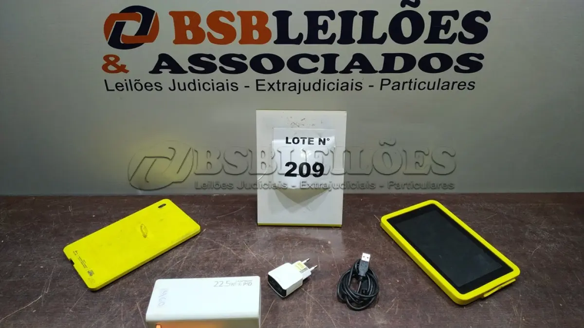 LOTE 209 -  02 TABLETS CCE AMARELO E 01 BATERIA PORTATIL. (NO ESTADO, NÃO SABEMOS SE FUNCIONA. LEILÃO NÃO TEM GARANTIA E NEM DEVOLUÇÃO, SUJEITO A POSSÍVEIS AVARIAS VISÍVEIS/OCULTAS E/OU AUSÊNCIA DE COMPONENTES)