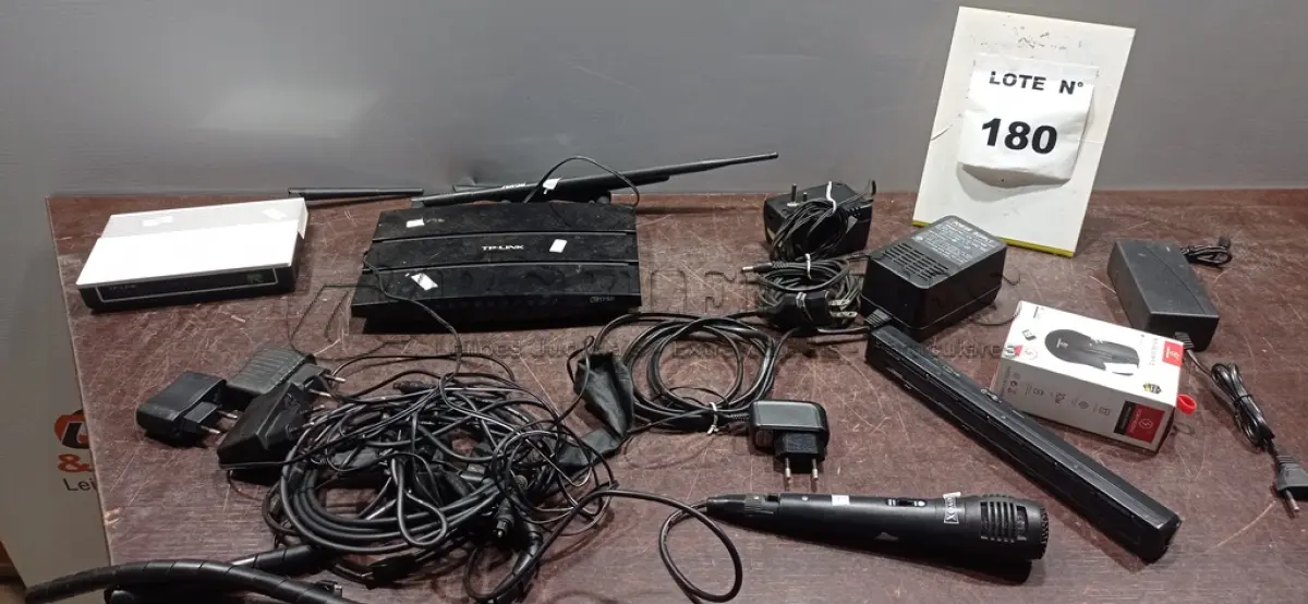 LOTE 180 - 02 ROTEADORES, 01 MOUSE SEM FIO, 01 SCANNER PORTÁTIL, 01MICROFONE MARCA INOVOX COM CABO E VÁRIOS CARREGADORES E FONTES DIVERSOS. (NO ESTADO) ATENÇÃO! FAZER A VISITAÇÃO ANTES DE ARREMATAR, NÃO SABEMOS SE FUNCIONA, LEILÃO NÃO TEM GARANTIA E NEM DEVOLUÇÃO, SUJEITO A POSSÍVEIS AVARIAS VISÍVEIS/OCULTAS E/OU AUSÊNCIA DE COMPONENTES.